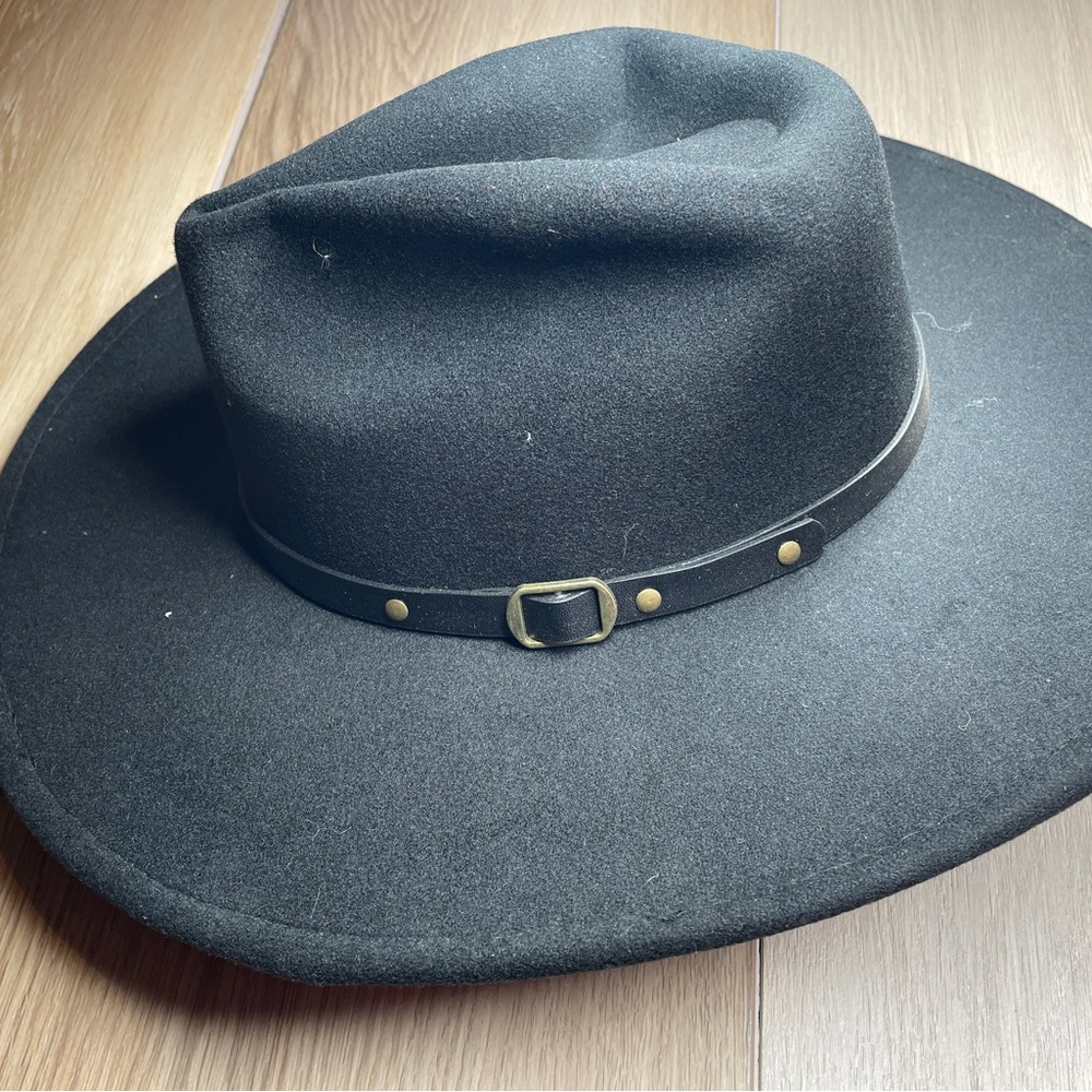 Justin & Taylor Black hat with Gold detail